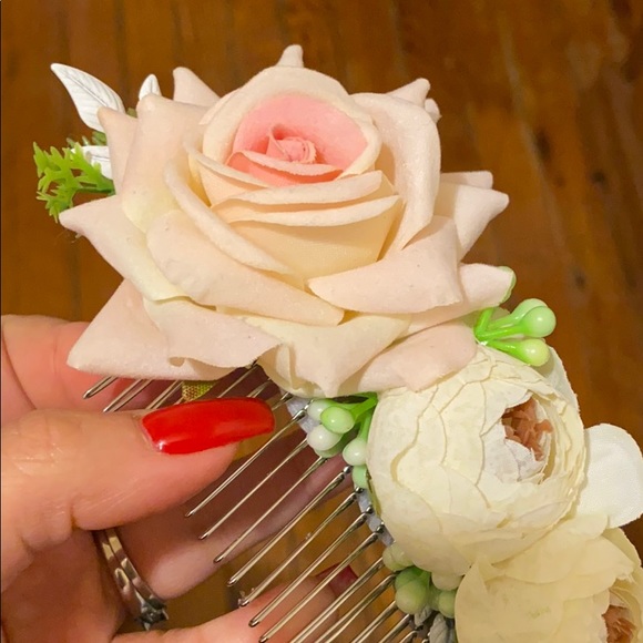 Floral Hair Accessory - Picture 4 of 10